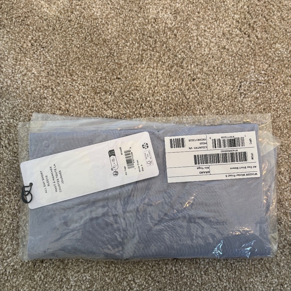 NWT ALO Yoga All Day Short Sleeve Winter Frost Athletic Casual Size Small - Picture 4 of 4